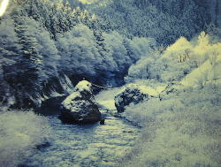 写真：長木川上流の夫婦岩の風景